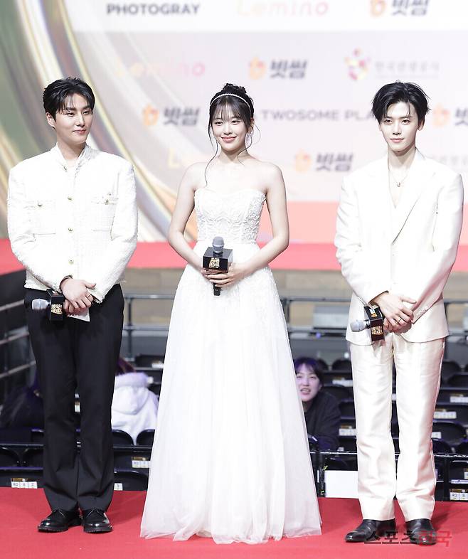 2025 SBS 가요대전 레드카펫 행사에 참석한 아이브 안유진, 엔시트 재민, 데이식스 영케이. 25.12.25 ⓒ이혜영 기자 lhy@hankooki.com