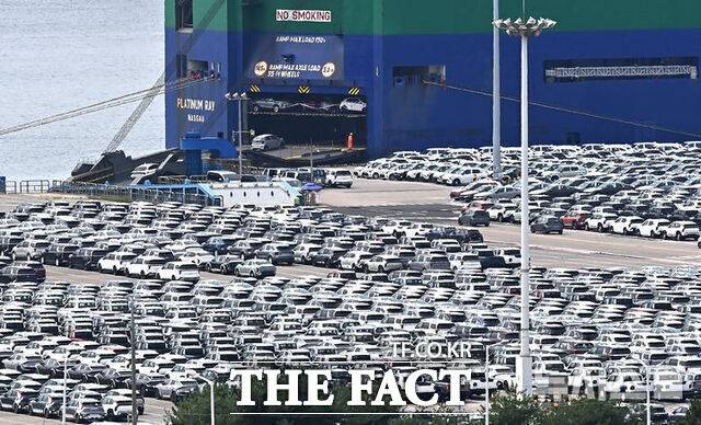 25일 업계에 따르면 현대자동차는 지난 2분기 관세 영향으로 8282억원, 기아는 7860억원의 영업이익이 감소했다. /뉴시스