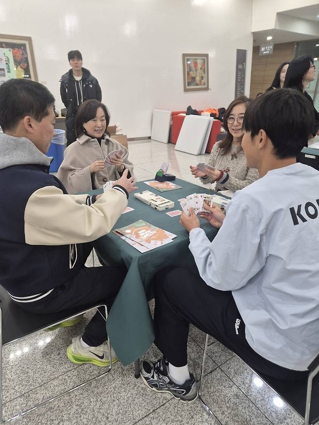 진천선수촌에서 열린 브리지 클래스에서 김혜영 한국브리지협회 회장, 오혜민 서울시브리지협회 회장, 김택수 선수촌장, 테니스 미래국가대표 안석이 브리지 게임을 하고 있다. 윤용일 감독 제공