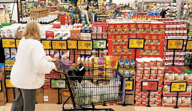 로이터 연합뉴스이 가격이 맞아?  지난달 미국 워싱턴주 레드먼드의 식료품점 앨버트슨(Albertsons)에서 한 시민이 추수감사절 연휴용 먹거리를 고르기 위해 진열대를 유심히 살피고 있다. 최근 미국 내 기록적인 인플레이션으로 주요 식재료 가격이 폭등하면서, 연휴를 앞둔 소비자들의 장바구니 부담이 가중되고 있다.