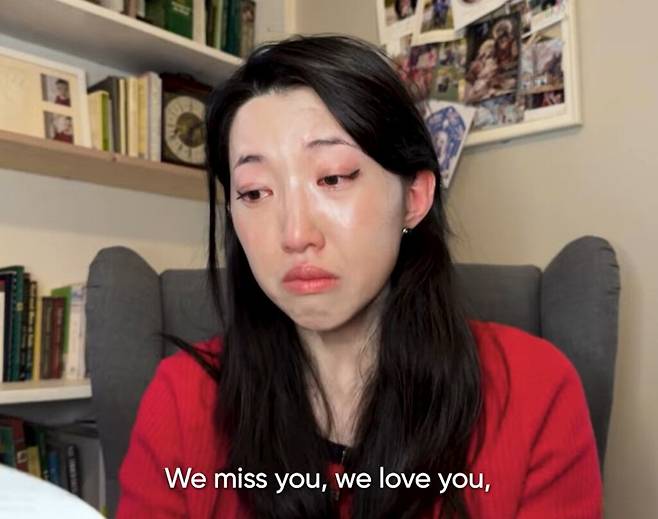 중국에서 구금된 조선족 김명일 목사의 딸 그레이스 진이 24일 공개된 영상에서 눈물을 흘리고 있다. /휴먼라이츠재단