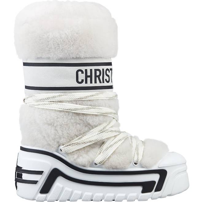 크리스찬 디올 로고 레터의  '디올 알프스(DiorAlps)' 캡슐 컬렉션 스키 부츠. 디올.