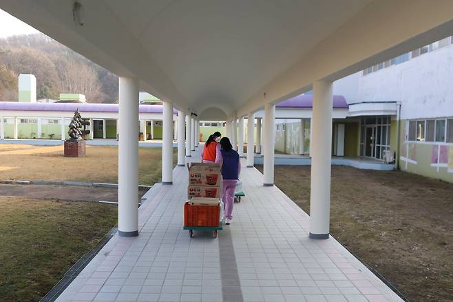 지난 17일 천안개방교도소 수용자들이 정원을 가로질러 걸어가고 있다./법무부