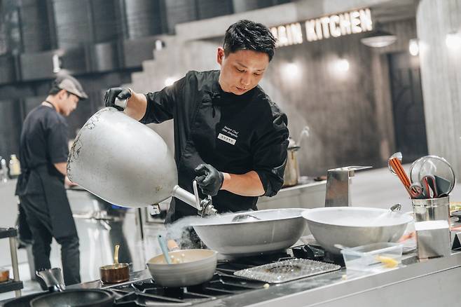 흑백요리사2에서 분자 요리 기법으로 사과 요리(아래 사진)를 만드는 ‘요리과학자’ 신동민 셰프./넷플릭스