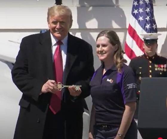 트럼프 대통령이 20202년 4월, 코로나 팬데믹때 운송에 애썼던 미 여성 트럭 운전기사에게 백악관 열쇠를 선물하고 있다./유튜브 스크린샷