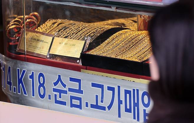 서울 종로구 한 금은방 앞을 시민이 지나가고 있다. /뉴스1