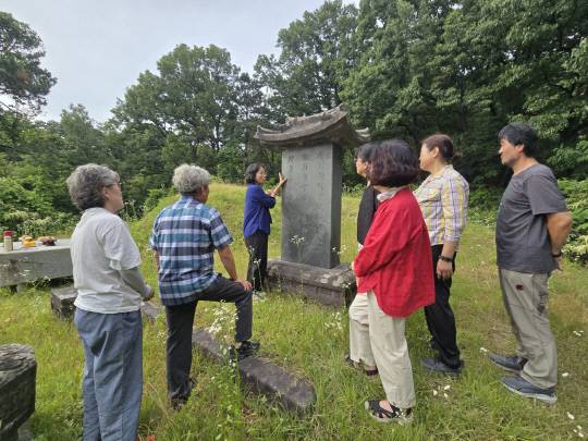 대전 대덕구 계족산 자락에 위치한 김효연재 묘소를 찾은 답사객. 문희순 문학박사·충청문화연구소 연구교수 제공
