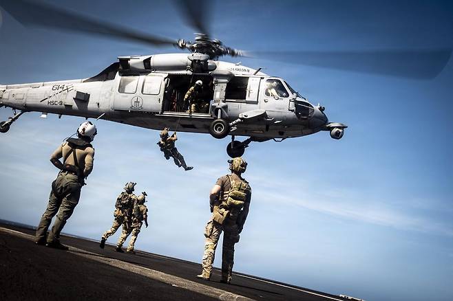 23일 베네수엘라 인근 카리브해 지역에 배치된 미국의 핵추진 항공모함 ‘제럴드포드’함에서 해안경비대 전술팀 요원들과 폭발물 처리 기술자들이 합동 훈련을 실시하고 있다. 이날 월스트리트저널(WSJ)은 미군이 카리브해로 특수작전 항공기, 병력, 장비 등을 대거 이동시키며 베네수엘라에 대한 군사 압박 수위를 높였다고 전했다.
사진 출처 미국 함대전력사령부 ‘X’
