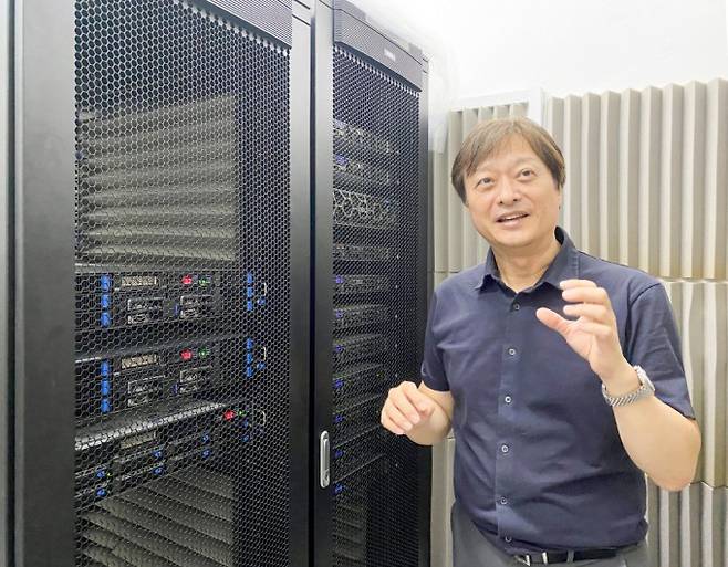 이준구 KAIST 전기전자공학부 교수가 하이브리드 양자알고리즘을 구동하는 시스템과 장비에 대해 설명하고 있다. 과학동아 제공