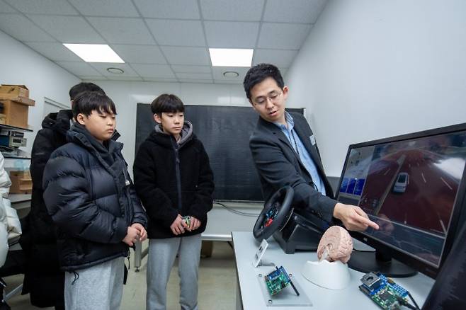 12월 13일 한국과학기술연구원(KIST)에서 열린 ‘SF미래스케치 워크숍’ 현장. 반도체기술연구단 연구실에서 김재욱 선임연구원이 뉴로모픽 칩 ‘퍼스트클래스’를 기반으로 인간 운전자의 운전 성향을 학습한 자율주행 시스템을 시연하고 있다. 남윤중 제공