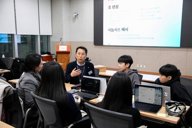 보안을 주제로 시놉시스를 구상하는 조의 질문을 받고 김형준 KIST 차세대반도체연구소 소장이 세계 각국의 보안 기술 경쟁에 대해 설명하고 있다. 남윤중 제공