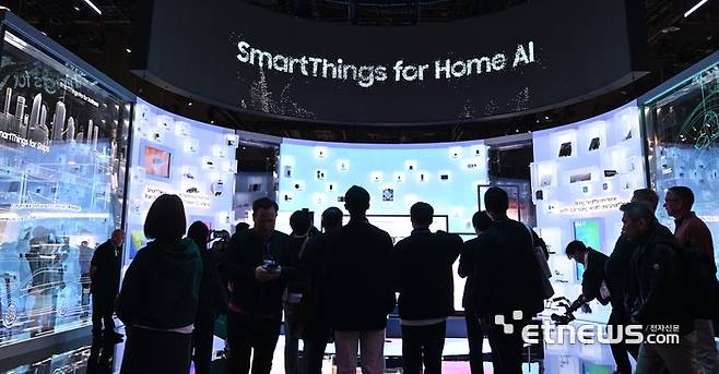 9일(현지시간) CES 2025가 열리고 있는 미국 라스베이거스 컨벤션센터 삼성전자 부스에서 관람객들이 홈 AI를 위한 스마트 가전을 보고 있다.  라스베이거스=박지호기자 jihopress@etnews.com