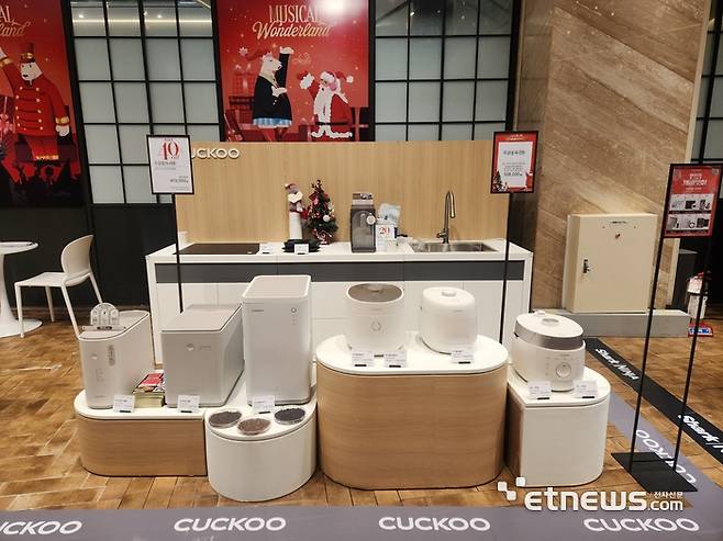 쿠쿠 팝업스토어에 음식물처리기와 밥솥, 커피머신이 진열된 모습 (사진=김신영 기자)