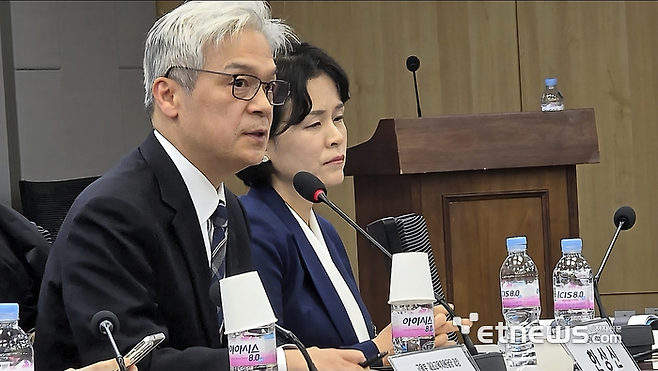 한상신 국립국제교육원 원장(사진좌측)이 24일 국회에서 열린 '한국어능력시험(TOPIK) 디지털 전환 공청회'에서 발표하고 있다. 한 원장은 지난해 10월 네이버웨일 컨소시엄을 우선협상대상자로 선정해 추진해오던 TOPIK 디지털 전환 민간투자형 소프트웨어(SW)사업을 중단하고, 정부 예산으로 TOPIK 디지털 전환 사업을 진행하겠다고 밝혔다. [사진=현대인 기자]