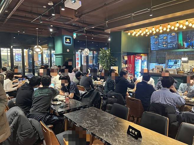 지난 23일 저녁 강남역 인근 한 치킨 프랜차이즈 매장에서 고객들이 송년회를 즐기고 있다. 사진=박경호 기자