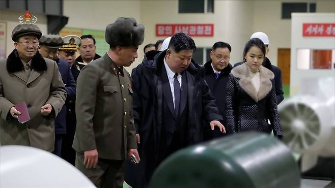 북한 김정은 국무위원장이 부인 리설주, 딸 주애와 함께 8700t급 '핵동력 전략유도탄 잠수함' 건조 사업을 현지지도하고 해군의 핵무장화를 계속 강력히 추진해 나가겠다는 의지를 밝혔다고 조선중앙TV가 25일 보도했다. 조선중앙TV 갈무리/ 연합뉴스