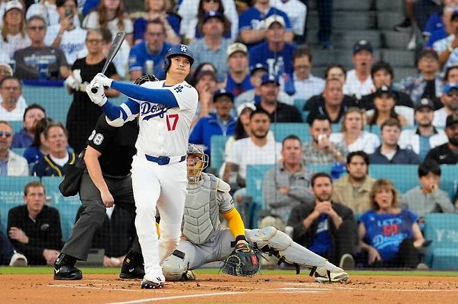 로스앤젤레스(LA) 다저스의 오타니 쇼헤이가 17일(현지 시간) 미 캘리포니아주 LA의 다저 스타디움에서 열린 2025 메이저리그 내셔널리그 챔피언십 시리즈(NLCS·7전4선승제) 4차전 밀워키 브루어스와 경기 1회 말 선두 타자로 나와 1점 홈런을 치고 있다. 오타니는 이날 선발 투수로도 등판했다. 뉴시스