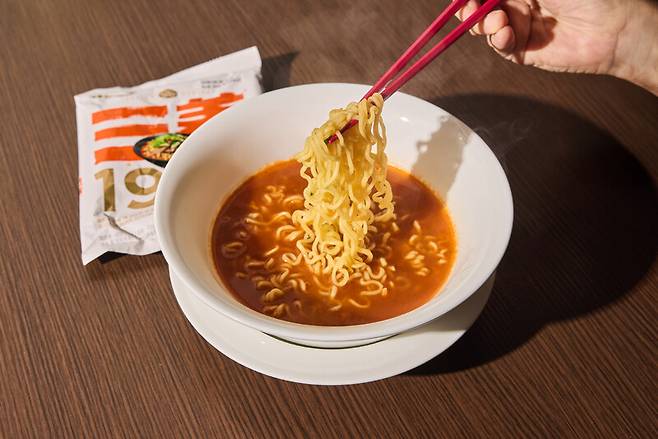 최근 열풍을 일으킨 라면 ‘삼양 1963’. 염서정 스튜디오 어댑터