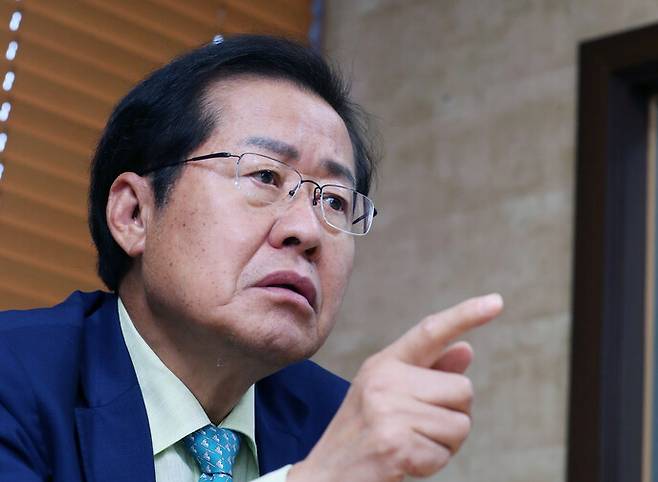 홍준표 전 대구시장이 지난 2021년 8월12일 서울 여의도 한 빌딩에서 연합뉴스와 인터뷰를 하고 있다. 연합뉴스