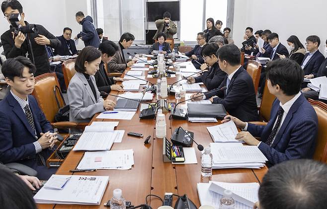 국회 과학기술정보방송통신위원회 정보통신방송법안심사소위원회 김현 위원장이 지난 10일 국회에서 소위 회의를 개회한 뒤 처리 안건을 설명하고 있다. 연합뉴스