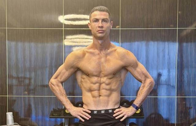 크리스티아누 호날두가 최근 자신의 사회관계망서비스(SNS)에 근육으로 다져진 몸을 공개했다. SNS 캡처