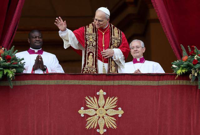 교황 레오 14세가 25일 바티칸 성 베드로 대성당 중앙 발코니에서 성탄을 맞아 강복하는 '우르비 에트 오르비(라틴어로 '로마와 온 세계에'라는 뜻)' 연설에서 "책임은 평화로 가는 확실한 길"이라며 모든 이들이 분쟁을 멈추고 대화에 나서야 한다고 촉구했다. 바티칸=로이터 연합뉴스