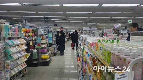 서울의 한 다이소가 소비자들로 붐비고 있다. [사진=아이뉴스24 DB]