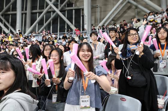 올봄 한국 프로야구 직관 상품을 통해 한국을 방문한 대만 관광객의 모습. 이들은 치어리더 이다혜와 함께 한국을 찾았다. 사진 한국관광공사