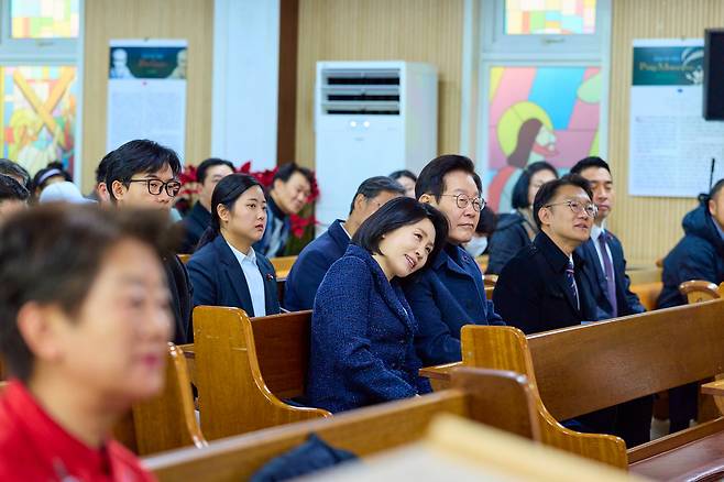 이재명 대통령과 김혜경 여사가 25일 인천 계양구 해인교회에서 열린 성탄 예배에 참석해 설교를 듣고 있다. 연합뉴스