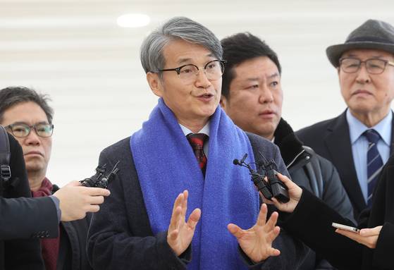 김건희 여사에게 명품백을 선물한 최재영 목사가 지난 9일 서울 광화문 KT 빌딩에 마련된 민중기 특별검사 사무실에 참고인 신분으로 출석, 발언하고 있다. 연합뉴스