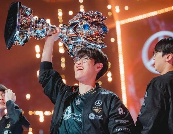 2025 리그오브레전드 월드 챔피언십 우승 직후 한 손으로 트로피를 들어 올리고 있는 '오너' 문현준의 모습 /라이엇게임즈 제공