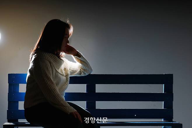여성 우울증 당사자인 I씨(26)가  지난 21일 경향신문과 인터뷰에 앞서 사진촬영을 하고 있다. 정지윤 선임기자