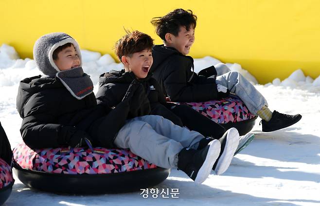 성탄절인 25일 서울 노원구 서울과학기술대학교 종합운동장에 마련된 ‘노원 씽씽 눈썰매장’을 찾은 어린이들이 눈썰매를 타고 있다.