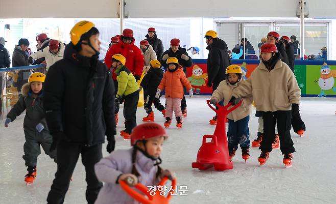 ‘노원 씽씽 눈썰매장’에 마련된 스케이트장에서 시민들이 스케이트를 타고 있다.