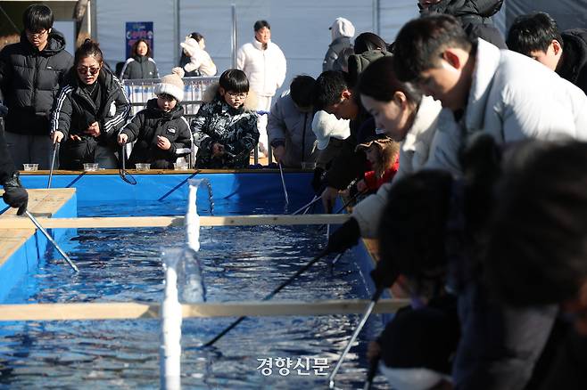 ‘노원 씽씽 눈썰매장’에 마련된 빙어잡이 체험장에서 어린이들과 시민들이 빙어잡이 체험을 하고 있다.