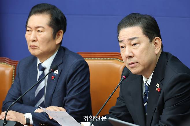 김병기 더불어민주당 원내대표(오른쪽)가 지난 22일 당 최고위원회의에서 발언하고 있다. 한수빈 기자