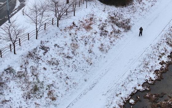 Heavy snow is seen falling on a street in Chuncheon, Gangwon on Dec. 24. [YONHAP]
