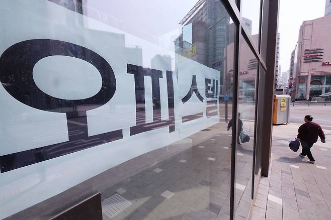 A sales notice is posted on an apartment building in Seoul on April 2. [YONHAP]