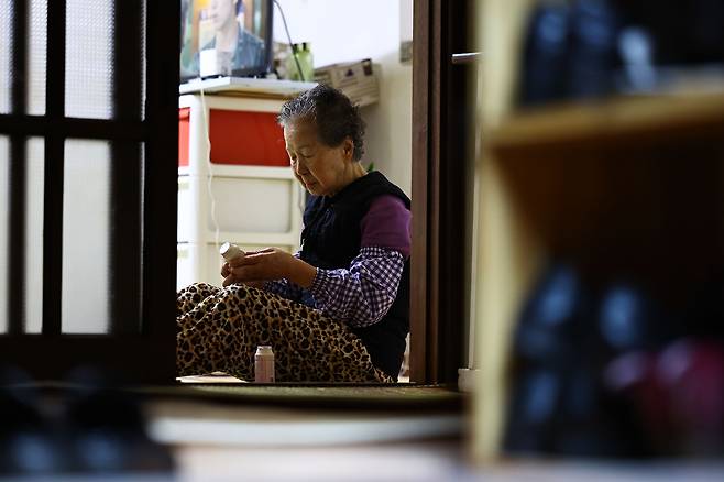 An older person is seen at her home, where she lives alone, in Dongdaemun District, central Seoul on Dec. 18. [KIM JONG-HO]