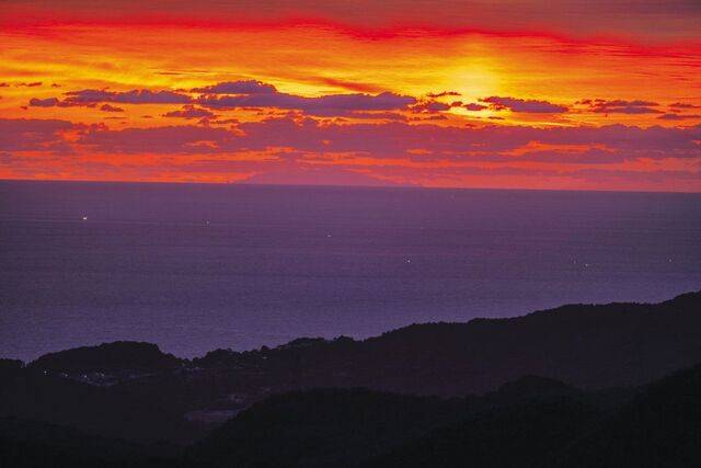 이번 새해 해돋이는 나만의 특별한 장소에서 맞아보는 건 어떨까. 육지에서 수평선 너머 울릉도를 볼 수 있는 강원도 삼척 울릉도 전망대에서 본 일출.