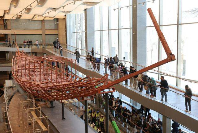 기자 피라미드 인근 이집트 대박물관에서 23일(현지시간) 관람객들이 지켜보는 가운데 4500여년 전 쿠푸왕의 부장품으로 추정되는 ‘태양의 배’ 복원 작업이 진행되고 있다. 로이터연합뉴스