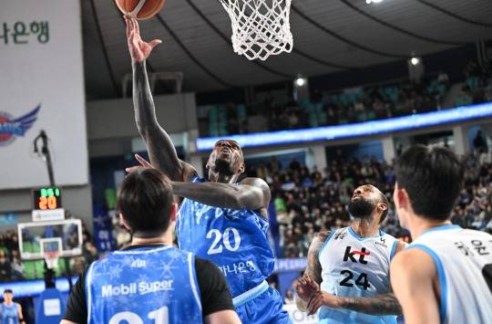 가스공사 라건아의 골밑 슛. 사진[연합뉴스]