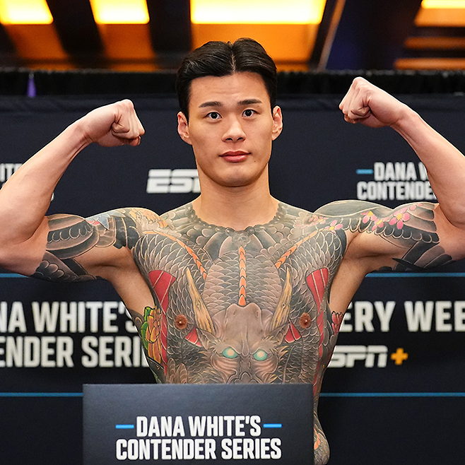 로드FC 챔피언 황인수가 2025년 9월 데이나 화이트 UFC 회장 겸 CEO가 직접 주최하는 오디션 Contender Series 시즌9 6주차 미들급 계체를 통과하고 있다. 사진=TKO