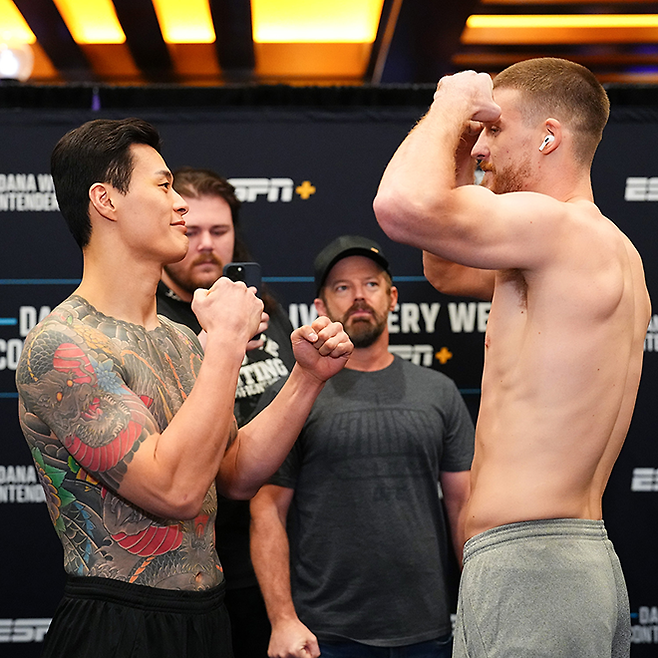 로드FC 챔피언 황인수가 2025년 9월 데이나 화이트 UFC 회장 겸 CEO가 직접 주최하는 오디션 Contender Series 시즌9 6주차 미들급 계체 통과 후 리얼리티프로그램 The Ultimate Fighter 시즌32 토너먼트 준결승 패디 매코리와 마주 보고 있다. 사진=TKO