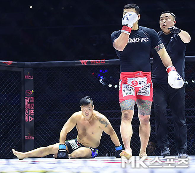 황인수가 2023년 2월 경기도 고양체육관 로드FC 63 킥복싱 경기에서 명현만한테 다운을 뺏은 후 주심 지시에 따라 지정된 위치로 이동하고 있다. 사진=김영구 기자