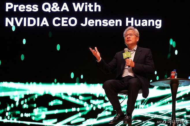 젠슨 황 엔비디아 최고경영자(CEO)가 지난 10월31일 경북 경주예술의전당 원화홀에서 열린 2025년 아시아태평양경제협의체(APEC) 경주 엔비디아 기자간담회에서 취재진 질문에 답하고 있다. /사진=뉴시스