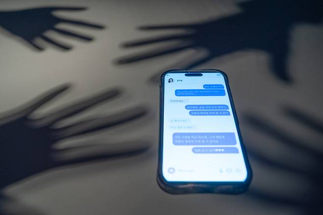 앞으로 중국에서는 친구나 연인 사이에 음란 사진이나 영상을 주고 받을 경우 10일에서 15일 구금형과 최대 5000위안(약 106만원) 벌금형에 처할 수 있다. 사진은 기사 이해를 돕기 위한 자료 사진. /사진=게티이미지뱅크