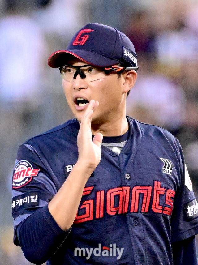 2025년 9월 2일 오후 서울 잠실구장에서 열린 '2025 신한 SOL뱅크 KBO 리그' 롯데 자이언츠와 LG 트윈스의 경기. 롯데 선발투수 박세웅이 4회말 투구를 마친 뒤 중견수 윤동희에게 고마워하고 있다./마이데일리