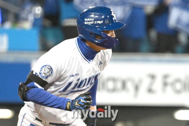 22일 대구 삼성라이온즈파크에서 열린 '2025 신한 SOL BANK KBO 포스트 시즌' 삼성 라이온즈와 한화 이글스 플레이오프(PO) 4차전 경기. 삼성 구자욱이 1회말 2사에 안타를 친 후 주루하고 있다./마이데일리