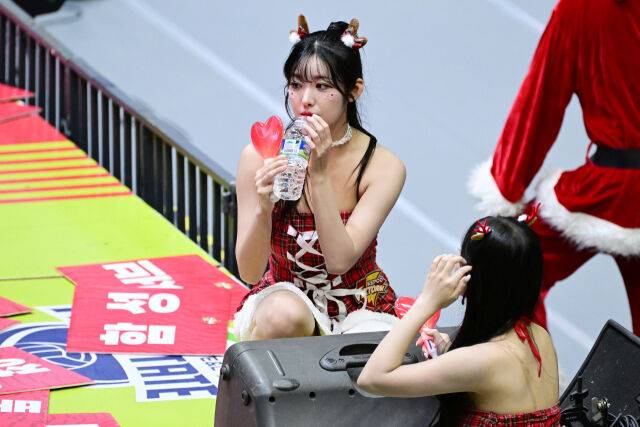 치어리더 고가빈이 응원 중 물을 마시고 있다. / 한국배구연맹 (KOVO)